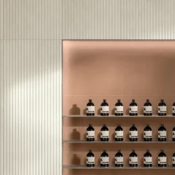 Ro'Ma Carrelage Carrelage effet Béton 3D Blanc Sable Lines 120x50x1 cm Mat Stavira - Mur intérieur (vendu par carton de 1,8 m²) -- Carrelage Mural Effet Béton