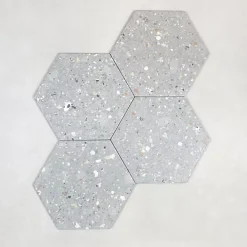 Les Carreaux De Jean  Carrelage Sol Effet Terrazzo|Carrelage Sol Pour Cuisine<Carrelage Effet Terrazzo Hexagonal AROUSA 25,8x29 Gris - Les Carreaux de Jean