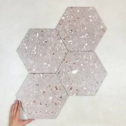 Les Carreaux De Jean  Carrelage Sol Effet Terrazzo<Carrelage Effet Terrazzo Hexagonal AROUSA 25,8x29 Rosa - Les Carreaux de Jean