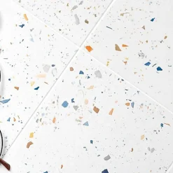 Les Carreaux De Jean Carrelage Effet Terrazzo COLOR DROPS 18,5x18,5 Off White - Les Carreaux de Jean- Carrelage Sol Effet Terrazzo|Carrelage Sol Pour Cuisine