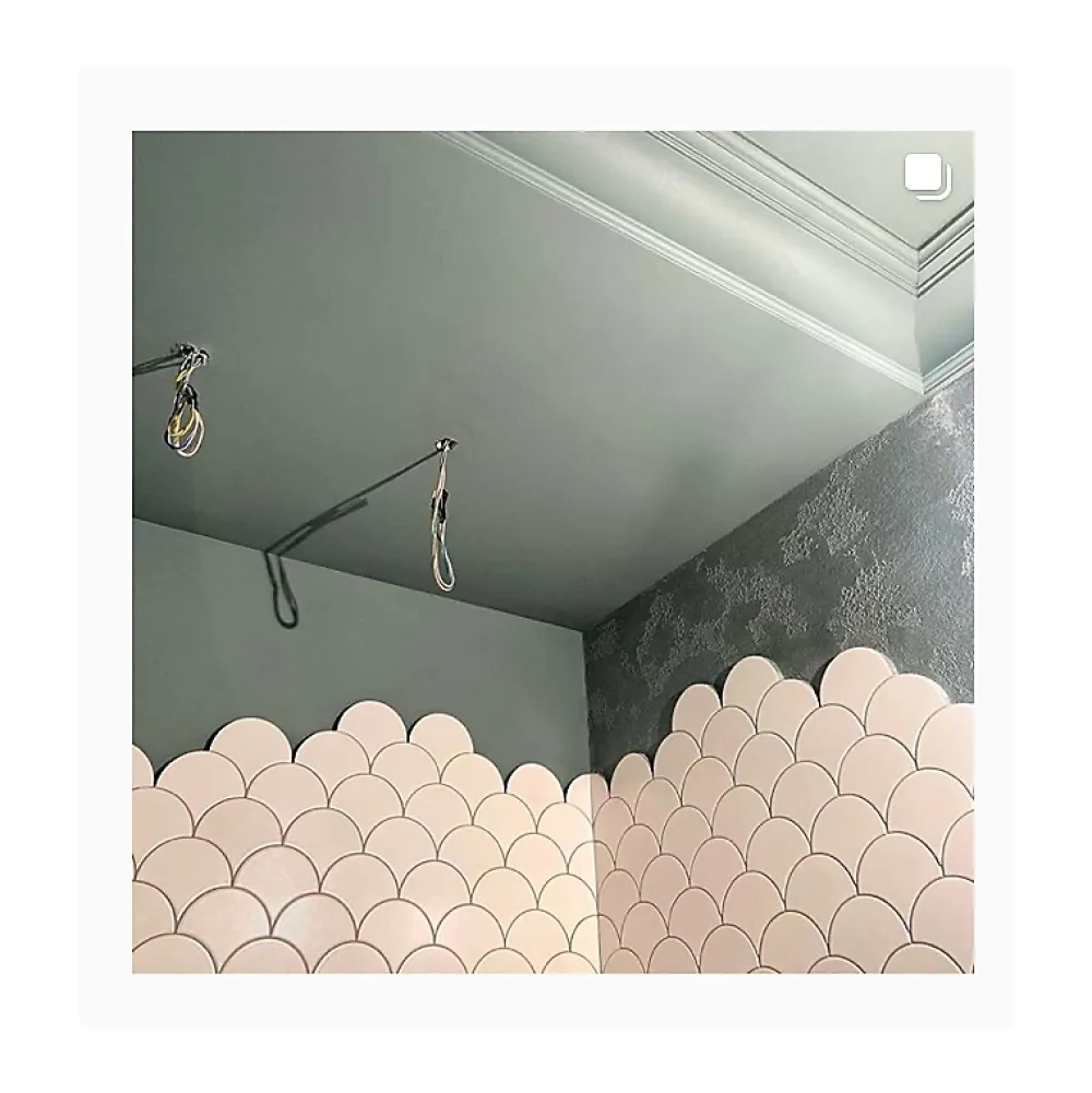 Aelle Carrelage Carrelage Mural Uni|Carrelage Mural Pour Wc<Carrelage mur écaillon de poisson uni beige brillant 10,6x12 cm SCALE FAN GREIGE