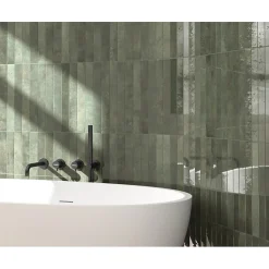 Aelle Carrelage Carrelage Sol Effet Pierre<Carrelage mur effet pierre vert 5x40 cm brillant - VERTICALE OAKMOSS