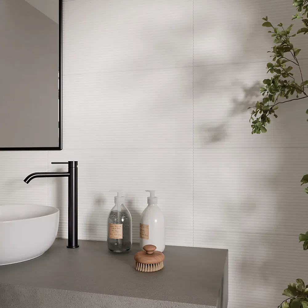 GoodHome Carrelage mural intérieur blanc mat à cannelures fines L.60 x l.30 cm x ép.9 mm, Perouso- Faïence Unie|Faïence Pour Wc