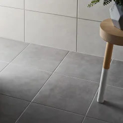 GoodHome Carrelage Mural Pour Wc|Carrelage Mural Pour Douche<Carrelage sol intérieur effet béton gris L.30,7 x l.30,7 cm x ép.7 mm, Cimenti