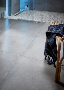 GoodHome Carrelage sol intérieur gris effet béton L.61,6 x l.61,6 cm x ép.7,4 mm, Konkrete- Carrelage Mural Pour Wc|Carrelage Mural Effet Béton