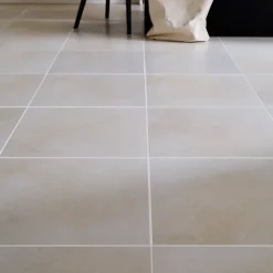 GoodHome Carrelage sol ivoire effet béton L.42,6 x l.42,6 cm x ép.7,4 mm, Konkrete- Carrelage Mural Pour Salle De Bains|Carrelage Mural Effet Béton