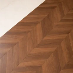 Dileci ÉCHANTILLON - Parquet massif chêne français, Pointe de Hongrie, Chevron 600x120x15 mm, Teinte foncée Élégante -- Parquet Chevron|Voir Tous Les Parquets