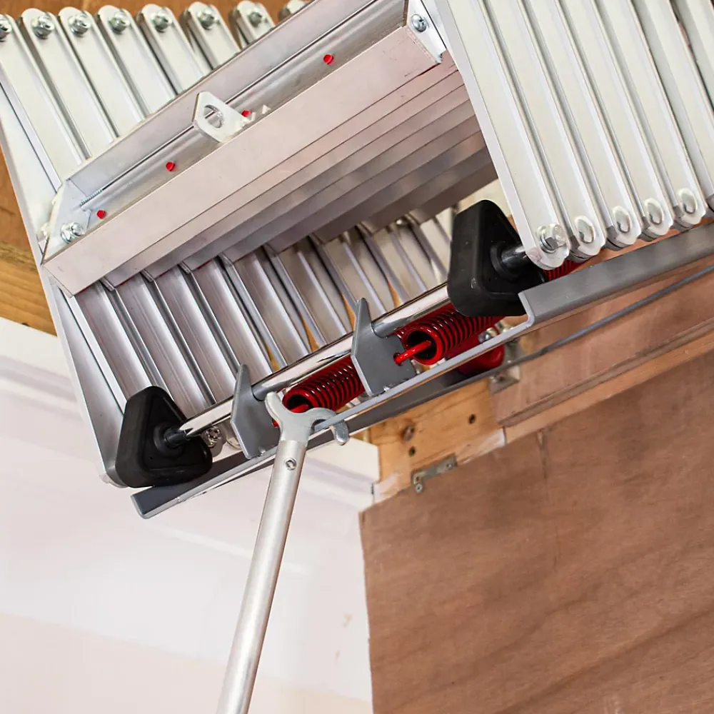 BPS Access Solutions Escalier Escamotable<Échelle de grenier accordéon aluminium 2.74m, Design compact, Marches antidérapantes, Charge max. 150 kg, BPS Depot