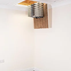 BPS Access Solutions Escalier Escamotable<Échelle de grenier accordéon aluminium 2.74m, Design compact, Marches antidérapantes, Charge max. 150 kg, BPS Depot