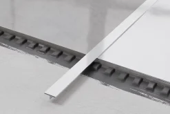 Ilcom Couvre-joint profilé décoratif Ts en inox rectifié Argent satiné - 15mm x 2440mm x 0,65 ep.- Profilé Carrelage
