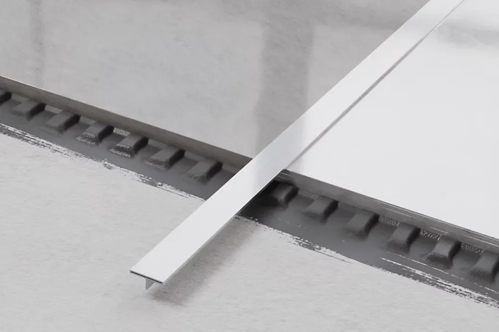 Ilcom Couvre-joint profilé décoratif Ts en inox rectifié Argent satiné - 15mm x 2440mm x 0,65 ep.- Profilé Carrelage