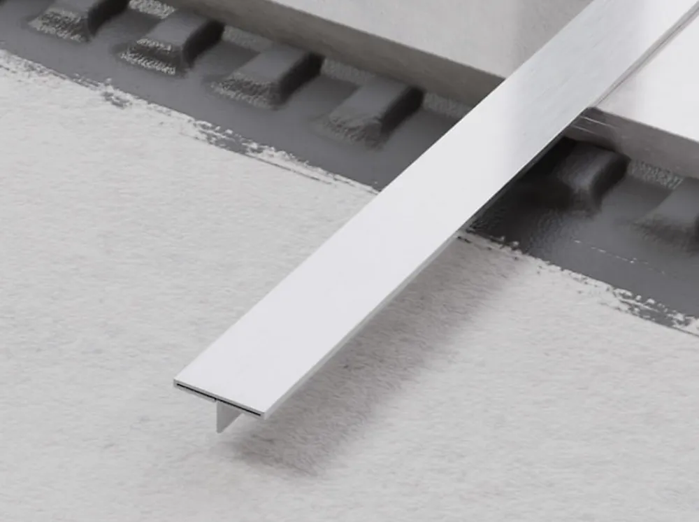 Ilcom Couvre-joint profilé décoratif Ts en inox rectifié Argent satiné - 15mm x 2440mm x 0,65 ep.- Profilé Carrelage