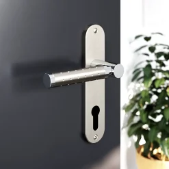 GoodHome Ensemble poignée sur plaque rondcylindre Brigg effet chrome et nickel satin gris L.132mm x l.40mm entraxe 165mm- Poignée De Porte