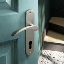 GoodHome Poignée De Porte<Ensemble poignée sur plaque rondcylindre Beare effet nickel satin gris L.110.5mm x l.40mm entraxe 165mm