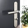 GoodHome Poignée De Porte<Ensemble poignée sur plaque rond à condamnation Brigg effet chrome et nickel satin gris L.132mm x l.40mm entraxe 195mm