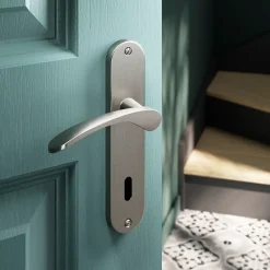 GoodHome Poignée De Porte<Ensemble poignée sur plaque rond serrure Beare effet nickel satin gris L.110.5mm x l.40mm entraxe 165mm