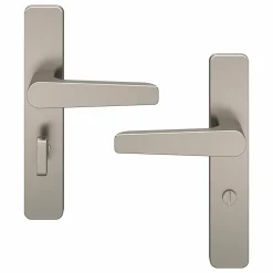 GoodHome Ensemble poignée sur plaque rectangulaire à condamnation Kerver effet nickel satin gris L.128mm x l.42mm entraxe 165-195mm- Poignée De Porte