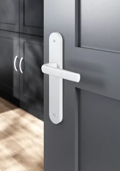 GoodHome Poignée De Porte<Ensemble poignée sur plaque Incurvé Primel mat blanc L.126mm x l.40mm entraxe 195mm