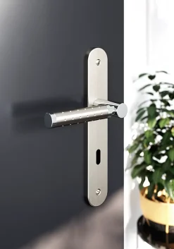 GoodHome Ensemble poignée sur plaque rond serrure Brigg effet chrome et nickel satin gris L.132mm x l.40mm entraxe 195mm- Poignée De Porte