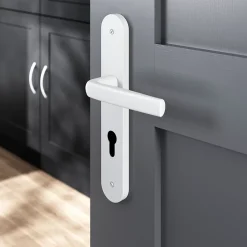 GoodHome Poignée De Porte<Ensemble poignée sur plaque Incurvé cylindre Primel mat blanc L.126mm x l.40mm entraxe 195mm