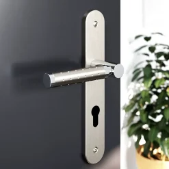 GoodHome Poignée De Porte<Ensemble poignée sur plaque rondcylindre Brigg effet chrome et nickel satin gris L.132mm x l.40mm entraxe 195mm