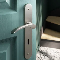 GoodHome Poignée De Porte<Ensemble poignée sur plaque rond serrure Beare effet nickel satin gris L.110.5mm x l.40mm entraxe 195mm