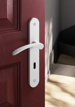 GoodHome Poignée De Porte<Ensemble poignée sur plaque rond serrure Beare mat blanc L.110.5mm x l.40mm entraxe 195mm