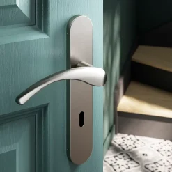 GoodHome Poignée De Porte<Ensemble poignée sur plaque rond serrure Ruis effet nickel satin gris L.138.5mm x l.42mm entraxe 165-195mm
