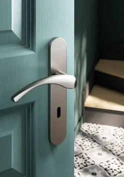 GoodHome Poignée De Porte<Ensemble poignée sur plaque rond serrure Ruis effet nickel satin gris L.138.5mm x l.42mm entraxe 165-195mm
