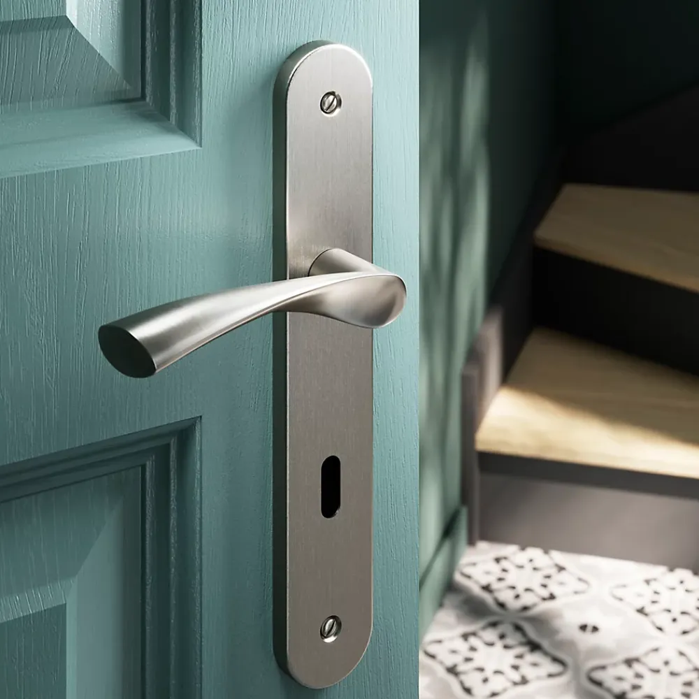 GoodHome Poignée De Porte<Ensemble poignée sur plaque rond serrure Breage effet nickel satin gris L.120.5mm x l.40mm entraxe 195mm