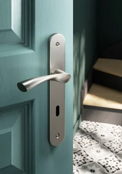 GoodHome Poignée De Porte<Ensemble poignée sur plaque rond serrure Breage effet nickel satin gris L.120.5mm x l.40mm entraxe 195mm