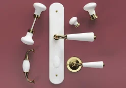GoodHome Ensemble poignée sur plaque Droit à condamnation Porcelaine Vras blanc L.115mm x l.45mm entraxe 195mm- Poignée De Porte