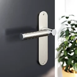 GoodHome Ensemble poignée sur plaque rond Brigg effet chrome et nickel satin gris L.132mm x l.40mm entraxe 165mm- Poignée De Porte