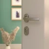 GoodHome Ensemble poignée sur rosace Incurvé à visser Primel effet nickel satin gris chromé- Poignée De Porte Extérieure