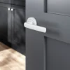 GoodHome Ensemble poignée sur rosace Incurvé à visser Primel mat blanc Ø52mm- Poignée De Porte