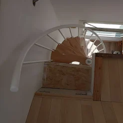Matisere Escalier colimaçon 10 marches - Hauteur à franchir 2.09 à 2.59m - Structure blanche et marche hêtre - Diamètre 120cm -- Escalier Quart Tournant