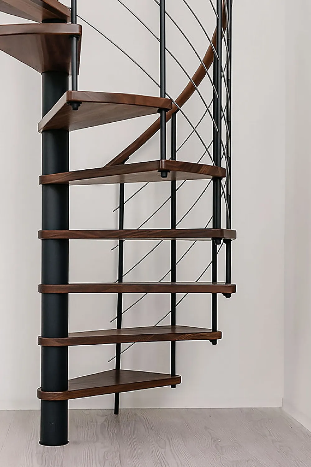 Matisere Escalier colimaçon 10 marches - Diamètre 140cm - Hauteur à franchir 1.95 à 2.35m - Noir et Noyer - VENE140-SNMNOY-10- Escalier Colimaçon