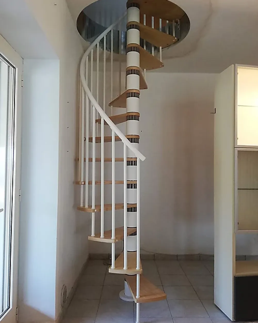 Matisere Escalier colimaçon 11 marches - Hauteur à franchir 2.26 à 2.64m - Diamètre 138cm - Bois et blanc - Sens anti-horaire -- Escalier Colimaçon