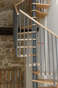 Matisere Escalier Colimaçon<Escalier colimaçon 15 marches - Haut. à franchir 3.08m à 3.60m - Diam. 140cm - Trémie carrée - Struct. grise / marches naturel -