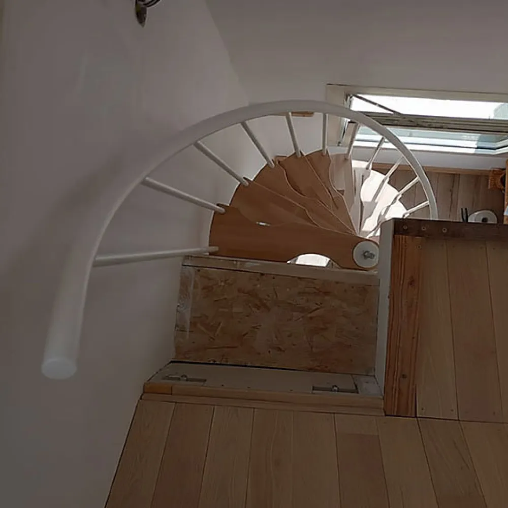 Matisere Escalier colimaçon 8 marches - Hauteur à franchir 1.71 à 2.12m - Structure blanche et marche hêtre - Diamètre 140cm - SUON140/BH-8- Escalier Quart Tournant