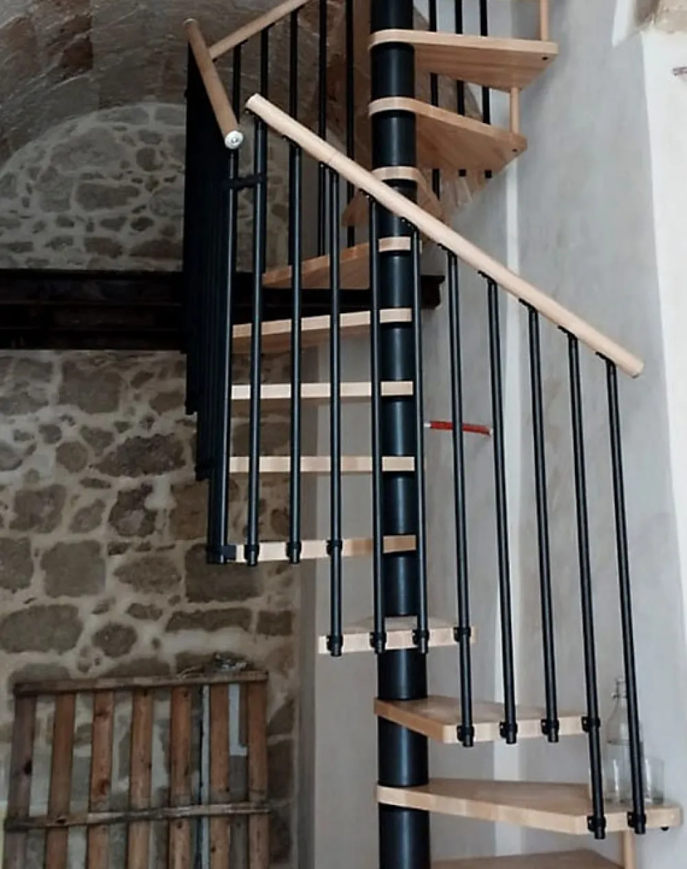 Matisere Escalier Colimaçon<Escalier colimaçon 16 marches - Haut. à franchir 3.28 à 3.84m - Diam. 140cm - Trémie carrée - structure grise / marches naturel -