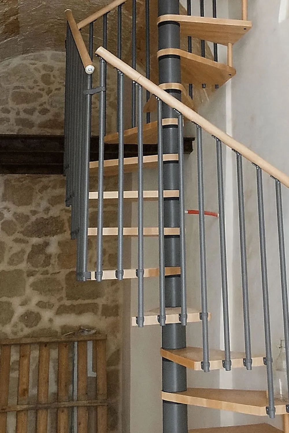 Matisere Escalier colimaçon 16 marches - Haut. à franchir 3.28m à 3.84m - Diam. 140cm - Trémie carrée - Struct. grise / marches naturel -- Escalier Colimaçon