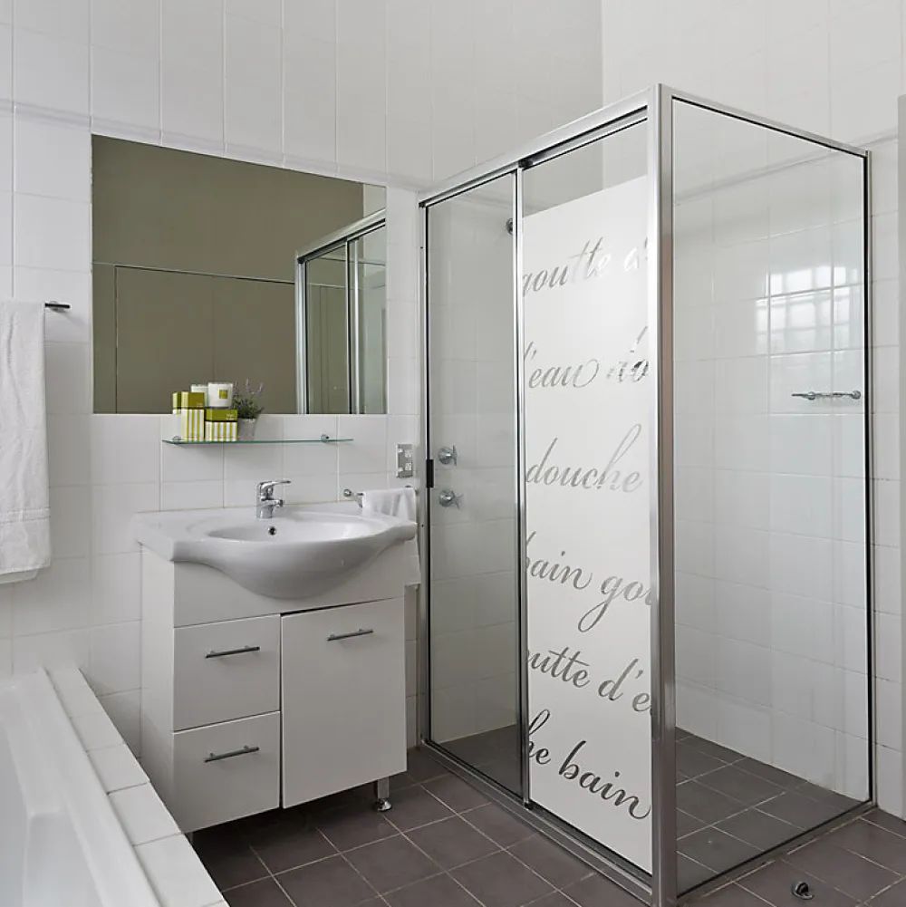 Ambiance Sticker Film Fenêtre Anti Regard Occultant - DOUCHE LITTÉRAIRE - Stickers Autocollant Brise-Vue pour Vitre & Porte de Douche - 185x55cm- Film Occultant Pour Vitrage