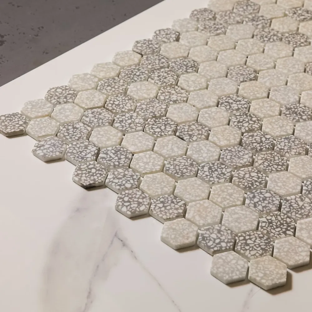 Ilcom Mosaïque de verre pressé antidérapant R11 sur maille pour salle de bain ou cuisine 52 cm x 34 cm - Hexa grey mat (0,166m²)- Mosaïque Pour Douche|Mosaïque Pour Salle De Bains