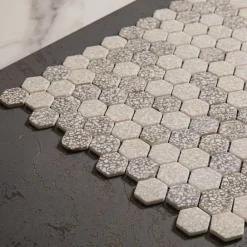 Ilcom Mosaïque de verre pressé antidérapant R11 sur maille pour salle de bain ou cuisine 52 cm x 34 cm - Hexa grey mat (0,166m²)- Mosaïque Pour Douche|Mosaïque Pour Salle De Bains