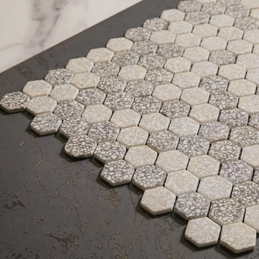 Ilcom Mosaïque de verre pressé antidérapant R11 sur maille pour salle de bain ou cuisine 52 cm x 34 cm - Hexa grey mat (0,166m²)- Mosaïque Pour Douche|Mosaïque Pour Salle De Bains