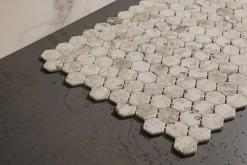 Ilcom Mosaïque de verre pressé antidérapant R11 sur maille pour salle de bain ou cuisine 52 cm x 34 cm - Hexa grey mat (0,166m²)- Mosaïque Pour Douche|Mosaïque Pour Salle De Bains