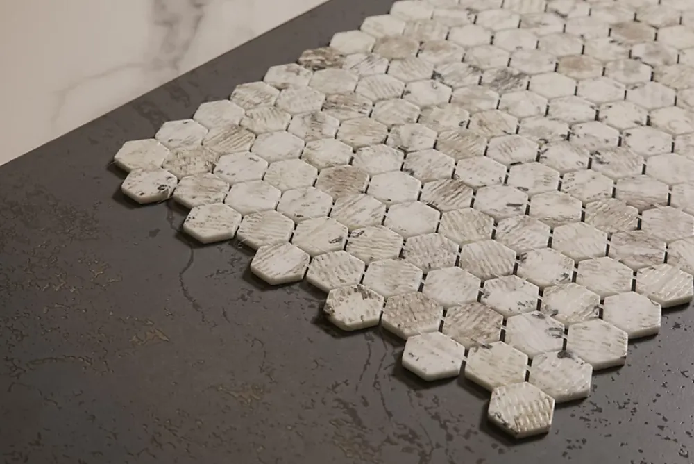 Ilcom Mosaïque de verre pressé antidérapant R11 sur maille pour salle de bain ou cuisine 52 cm x 34 cm - Hexa grey mat (0,166m²)- Mosaïque Pour Douche|Mosaïque Pour Salle De Bains