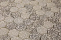 Ilcom Mosaïque de verre pressé antidérapant R11 sur maille pour salle de bain ou cuisine 52 cm x 34 cm - Hexa grey mat (0,166m²)- Mosaïque Pour Douche|Mosaïque Pour Salle De Bains