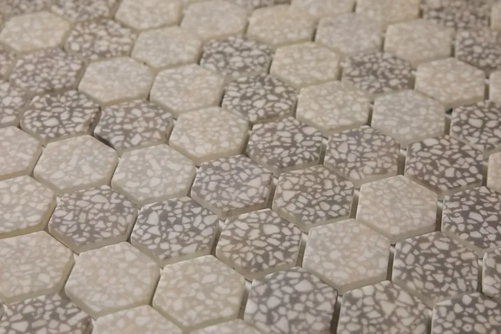 Ilcom Mosaïque de verre pressé antidérapant R11 sur maille pour salle de bain ou cuisine 52 cm x 34 cm - Hexa grey mat (0,166m²)- Mosaïque Pour Douche|Mosaïque Pour Salle De Bains